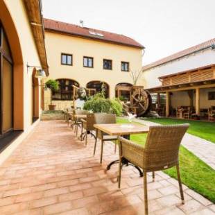 Фотографии гостиницы 
            Hotel Selsky Dvur - Bohemian Village Courtyard