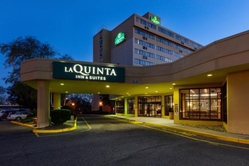 Фотографии гостиницы 
            La Quinta by Wyndham Secaucus Meadowlands