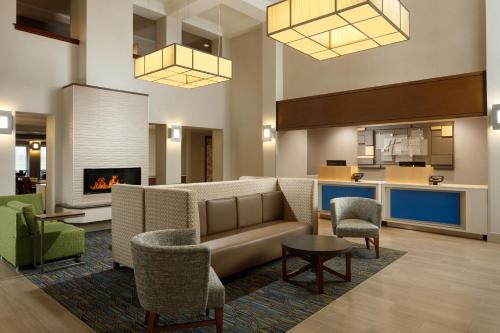 Фотография гостиницы Holiday Inn Express Hotel & Suites Belmont, an IHG Hotel