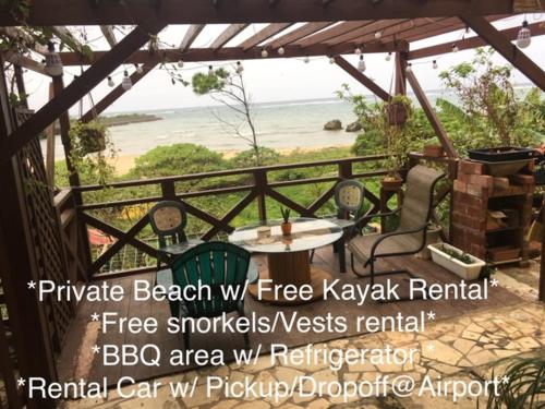 Фотографии гостиницы 
            Ken's Beachfront Cafe & Lodge BH-1, Oceanfront and Free Kayak Rental