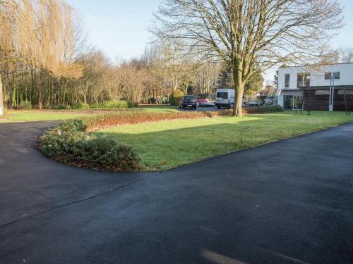 Фотография гостевого дома Modern Holiday Home in Zottegem with Jacuzzi