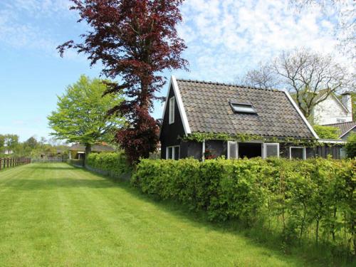Фотография гостевого дома Holiday home for two people at a peaceful, central location in Heiloo near Egmond