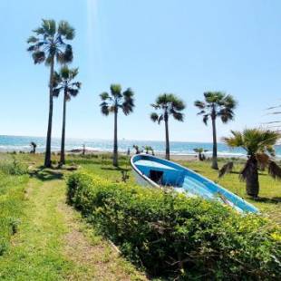 Фотографии гостевого дома 
            Blue Beachfront House next to Golden Bay Hotel