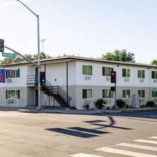 Фотографии гостиницы 
            Motel 6-Modesto, CA - Downtown