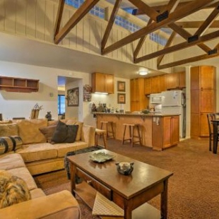 Фотография гостевого дома Ski Retreat Condo, 5 Min to Mammoth Mountain Lift!