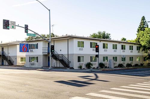 Фотография гостиницы Motel 6-Modesto, CA - Downtown