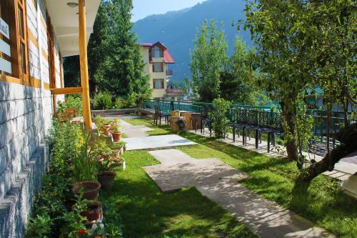 Фотографии мини отеля 
            Hotel Mountain Trail Manali