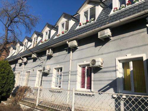 Фотография гостевого дома С геранью