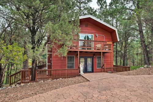 Фотографии гостевого дома 
            Ruidoso Downs Cabin with Deck Less Than 3 Miles to Race Track