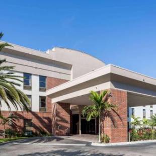 Фотографии гостиницы 
            Days Inn & Suites by Wyndham Fort Myers Near JetBlue Park