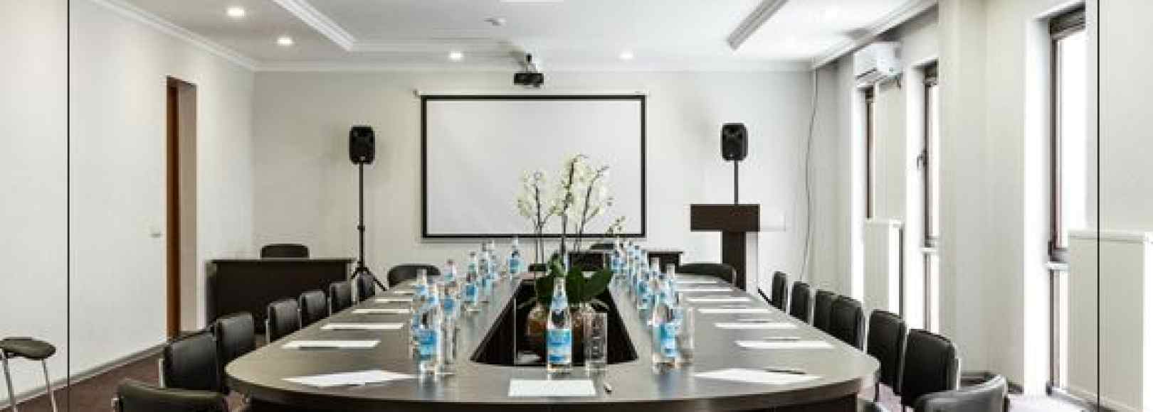 Фотография конференц-зала Роза Ветров