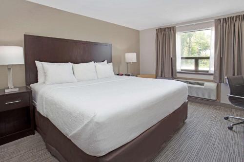 Фотография мини отеля Red Roof Inn & Suites Newburgh - Stewart Airport