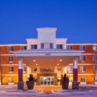 Фотографии гостиницы 
            Holiday Inn Express and Suites St. Cloud, an IHG Hotel