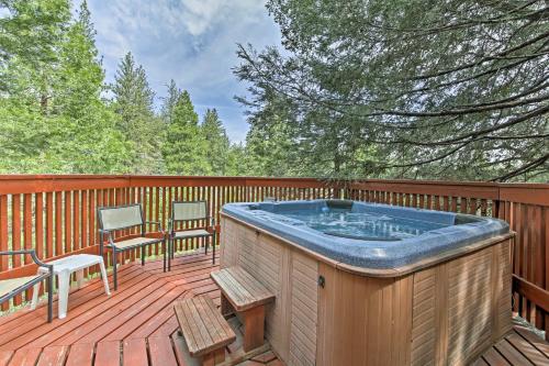 Фотографии гостевого дома 
            Cozy Lake Arrowhead Cabin with Hot Tub and Deck!