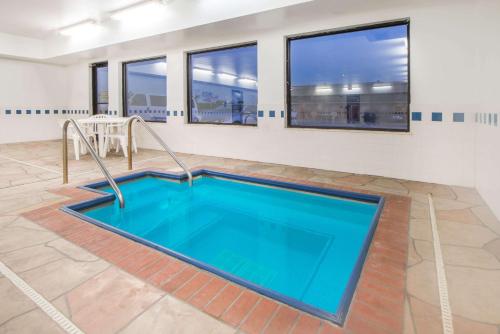 Фотография мотеля Super 8 by Wyndham Big Cabin/Vinita Area