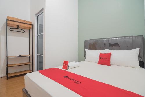 Фотографии гостевого дома 
            RedDoorz near Hang Nadim Batam Airport