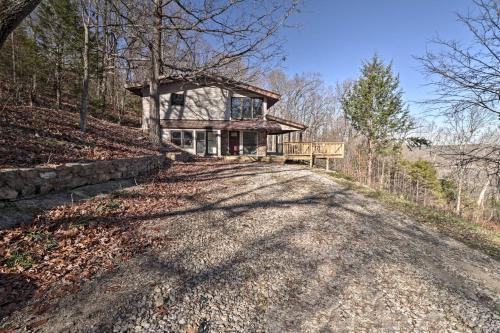 Фотографии гостевого дома 
            Edge of Serenity with Views of Norfork Lake!