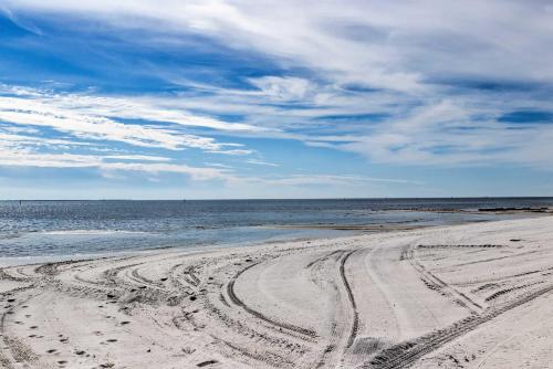 Фотографии гостевого дома 
            Beachside Getaway - Walk to Gulf, Pier and Casino!