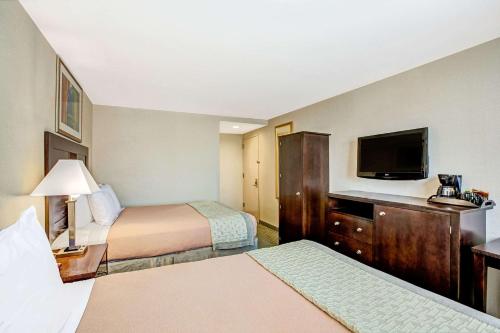 Фотографии гостиницы 
            Hillcrest Hotel Near JFK Airtrain