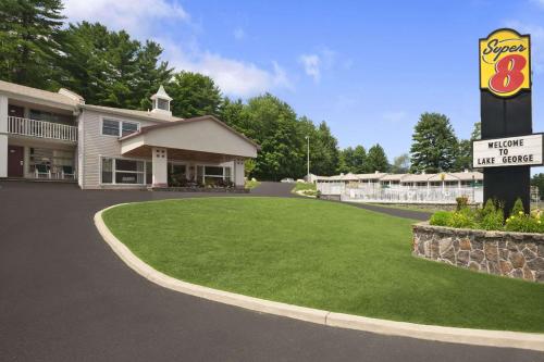 Фотография гостиницы Super 8 by Wyndham Lake George/Downtown