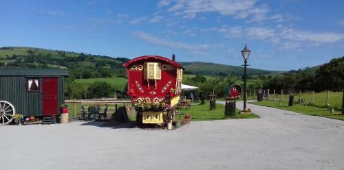 Фотографии гостевого дома 
            Rosie traditional Gypsy Wagon