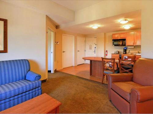 Фотография гостиницы Candlewood Suites Pearl, an IHG Hotel