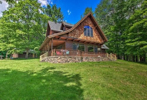 Фотографии гостевого дома 
            Lakefront Superior Cottage with Deck and Boat Dock