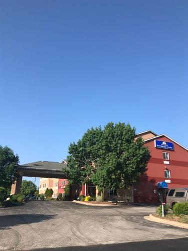 Фотографии гостиницы 
            Americas Best Value Inn and Suites Saint Charles