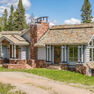 Фотографии гостевого дома 
            Beehive Basin Chalet