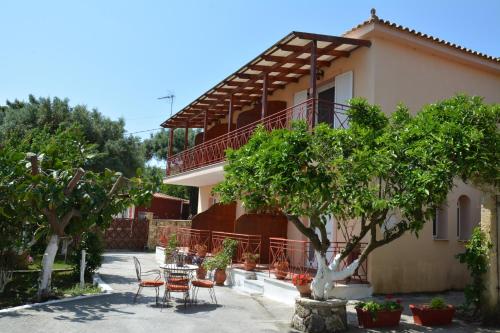 Фотография гостевого дома Alavastros Maisonettes Near 3 sandy beaches