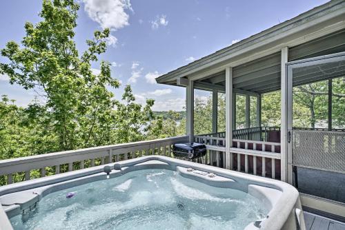 Фотографии гостевого дома 
            Resort Home with Hot Tub on Lake of the Ozarks!