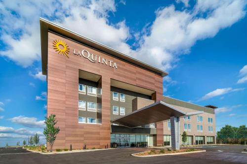 Фотографии гостиницы 
            La Quinta Inn & Suites by Wyndham Louisville NE - Old Henry Rd