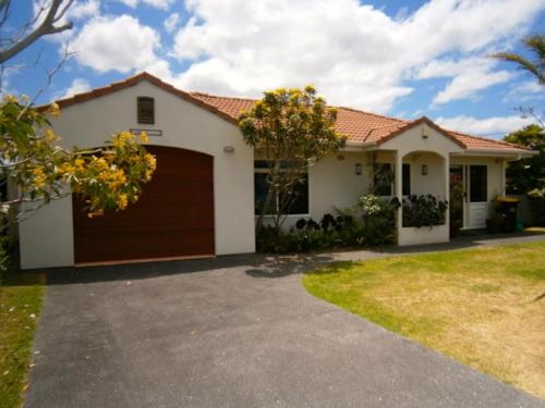 Фотографии гостевого дома 
            Baskervilla - Whangamata Holiday Home