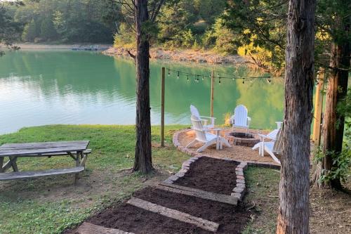 Фотографии гостевого дома 
            Smoky Mtn Lakefront Cabin with Hot Tub and Fire Pit!