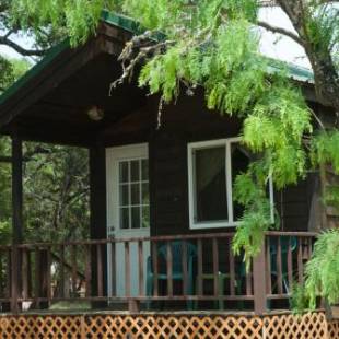 Фотографии базы отдыха 
            Medina Lake Camping Resort Cabin 7