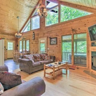 Фотография гостевого дома Mtn Cabin with Hot Tub and Deck 12 Mi to Pigeon Forge!