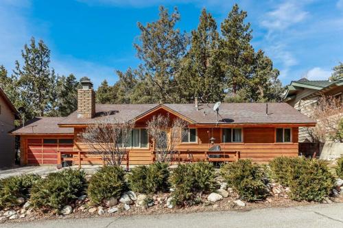 Фотографии гостевого дома 
            Shasta Mountain Cabin - 1916 by Big Bear Vacations