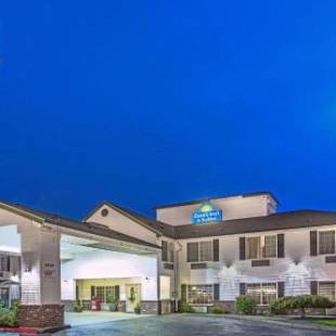 Фотографии гостиницы 
            Days Inn & Suites by Wyndham Gresham