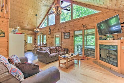 Фотографии гостевого дома 
            Mtn Cabin with Hot Tub and Deck 12 Mi to Pigeon Forge!