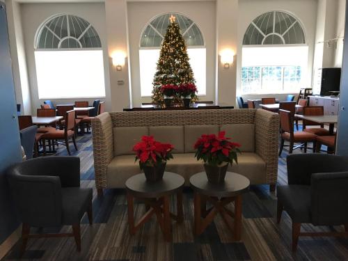 Фотография гостиницы Holiday Inn Express Hotel & Suites Warrenton, an IHG Hotel