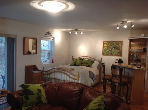 Фотография гостевого дома Winterfell Inn - No Extra Fees, Dog Friendly, King Bed