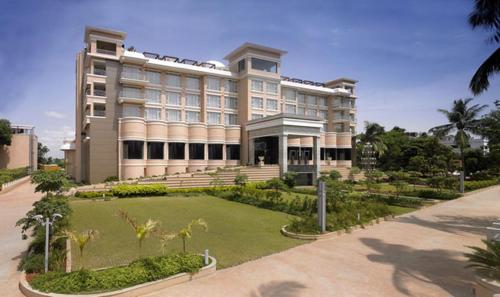 Фотографии гостиницы 
            Royal Orchid Central Kireeti-HAMPI Hospet