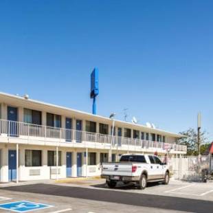 Фотографии гостиницы 
            Motel 6-Reno, NV - Virginia Plumb