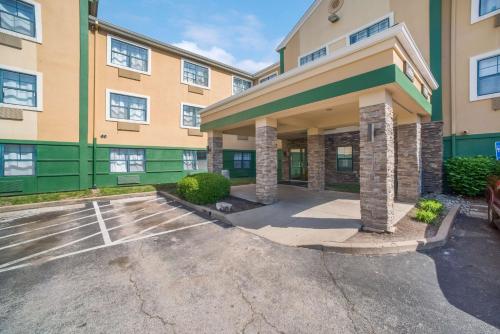 Фотография мотеля HomeTowne Studios by Red Roof St. Louis - Airport/N Lindbergh