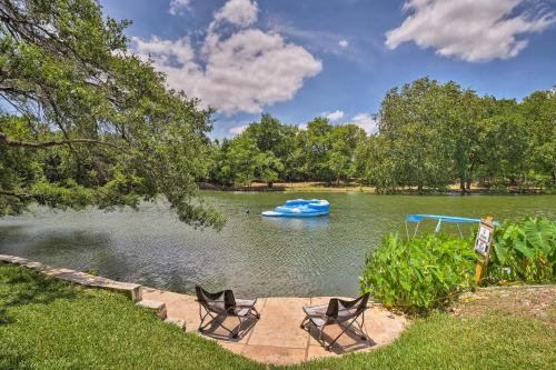 Фотографии гостевого дома 
            Spacious Lakefront Round Rock House with Water Toys!