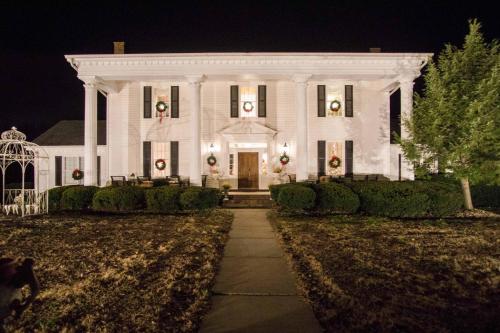 Фотографии гостевого дома 
            Historic Cedar Hill Mansion with Pool and Patio on Farm