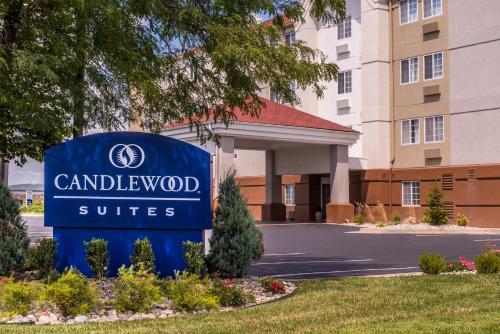 Фотографии гостиницы 
            Candlewood Suites - Topeka West, an IHG Hotel