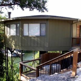 Фотографии гостевого дома 
            Bluff Side Bungalow on Lake Travis, pool & hot tub, next to marina (#9)