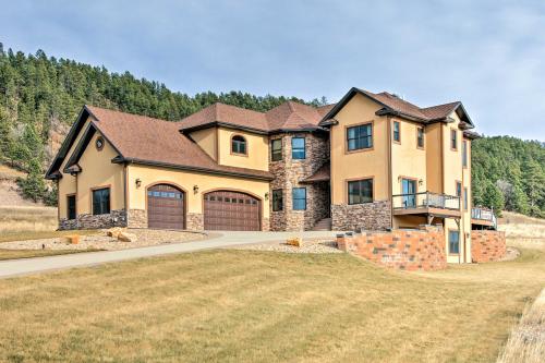 Фотографии гостевого дома 
            Great 5BR Deadwood Area Home with Hot Tub and Game Room