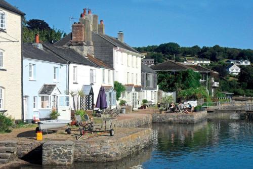 Фотография гостевого дома Dunedin - Waterside location, private garden and buckets of charm